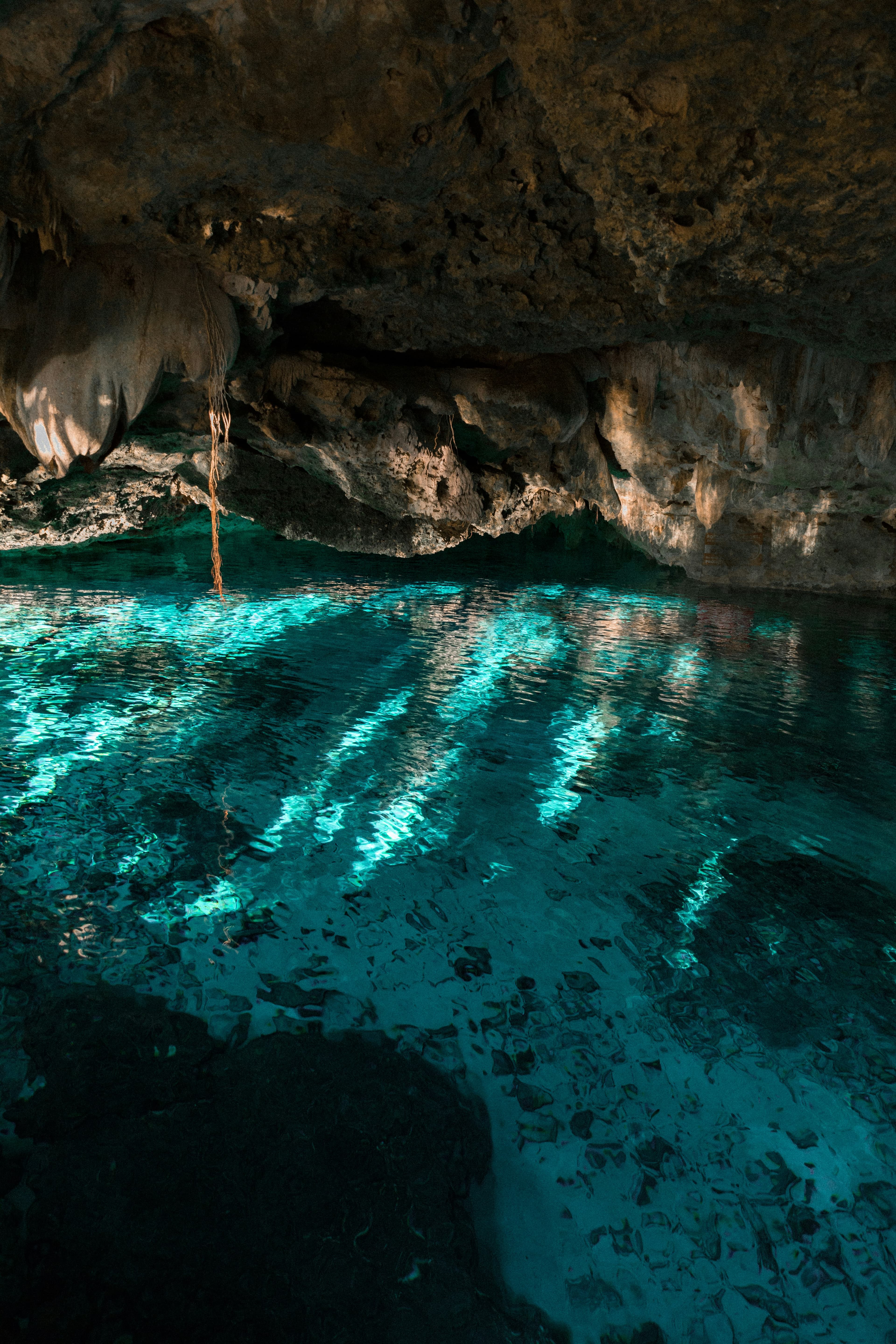 Muros de piedra seca alrededor de uno de los cenotes del sitio